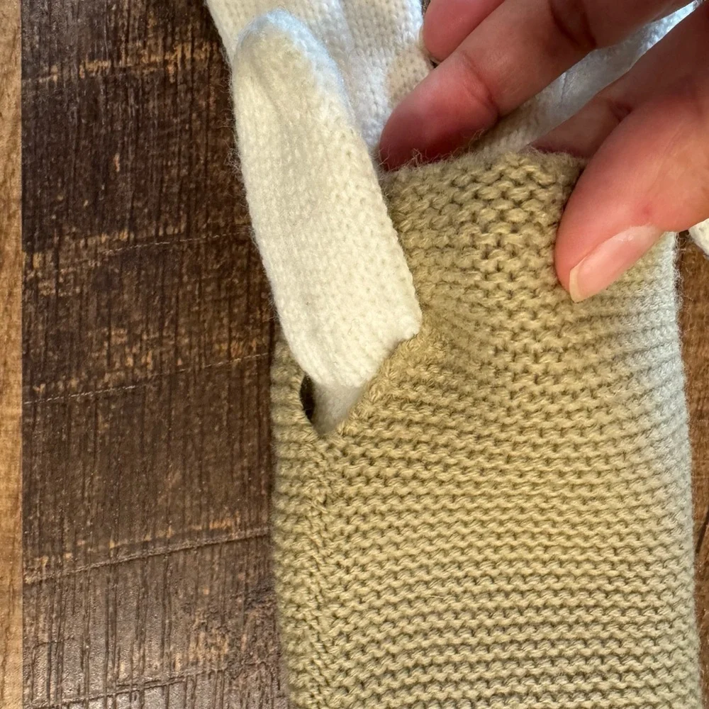 Women’s knitted gloves